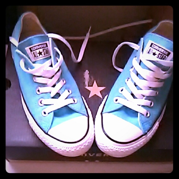 Chuck Taylors woman's - Picture 1 of 4